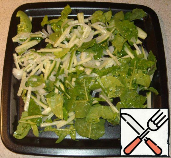 When the liver is fried, mix the cucumber, arugula and pickled onion, from which drain the excess marinade.
