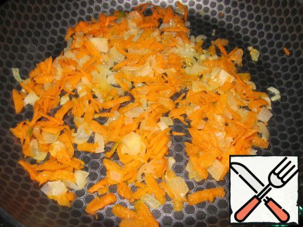 Finely chopped onions and grated carrots on a coarse grater fry in vegetable oil.