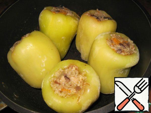 Fill the peppers with the prepared filling.
The peppers I had frozen from domestic preparations, already purified from the seeds and stems.