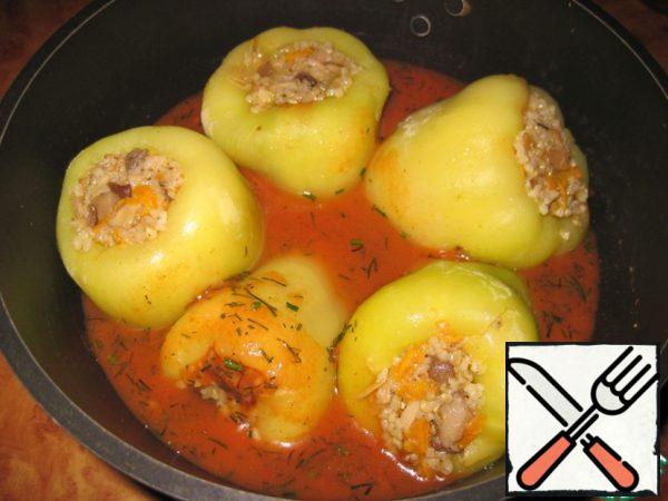 Put the pepper in a deep frying pan, pour the tomato sauce and simmer under a closed lid over medium heat for 25 minutes.
