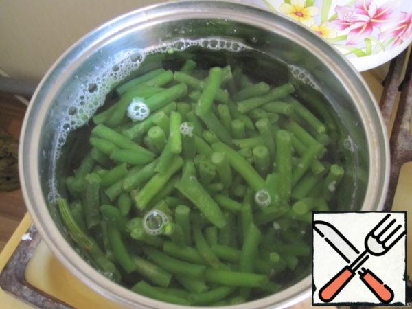 To begin, boil the beans until tender in salted water.