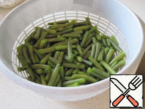 When the beans are cooked, you need to throw it in a colander and let the water drain.