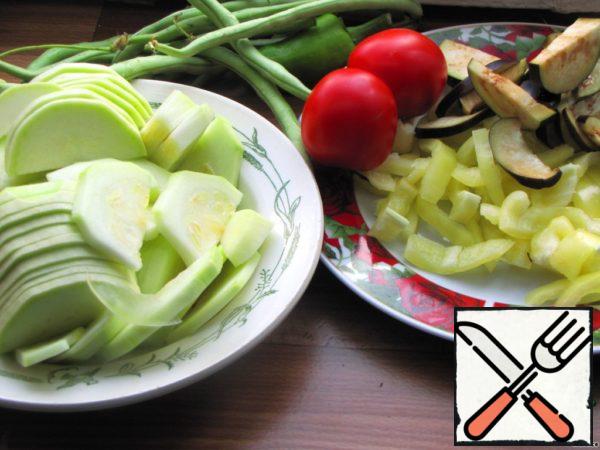 Disassemble the cabbage into inflorescences. Pepper is better cut into strips. Sprinkle the eggplants with salt and leave for 30 minutes. Then the juice is drained from them, washed and dried with a towel. If the zucchini has a thick skin, cut it.
