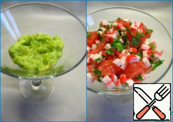 Place the avocado sauce on the bottom of the glass. Top with a mixture of crab sticks and grapefruit.