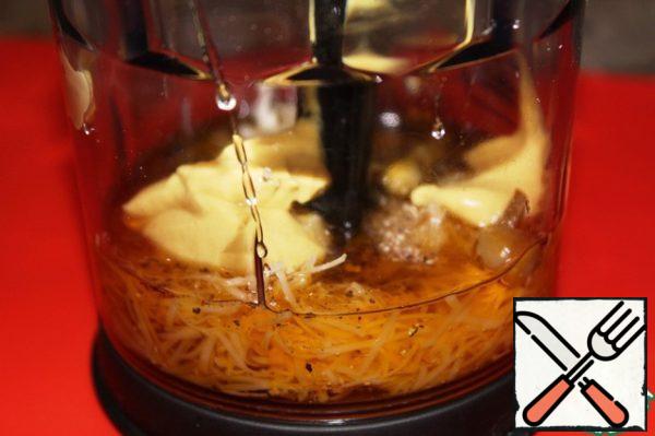 Put all the ingredients for the dressing in a bowl and whisk with a blender until smooth.
