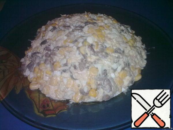 Fry the mushrooms until soft. Finely chop the boiled chicken breast and eggs. Mix everything, add corn, salt and mayonnaise. Place on a platter in large margins.
