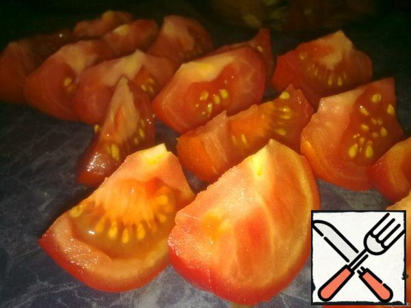 Take tomatoes, cut into slices.
