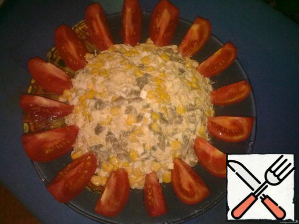 Place the tomatoes on a platter.
