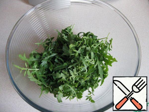 Wash the arugula, dry it with a towel, tear off the hard tails and send it to the salad bowl.
