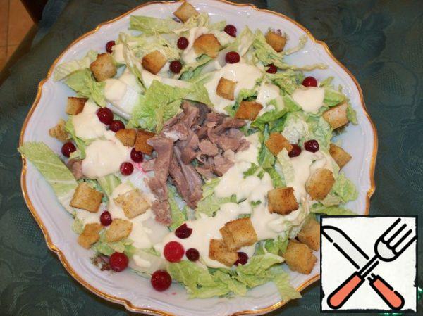 Put all the ingredients in a salad bowl, pour over the sauce. Stir already when serving, so that the crackers remain crispy.