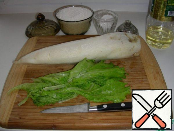Wash and peel the white radish (this is the smallest of those that grew in my garden) and green salad.

