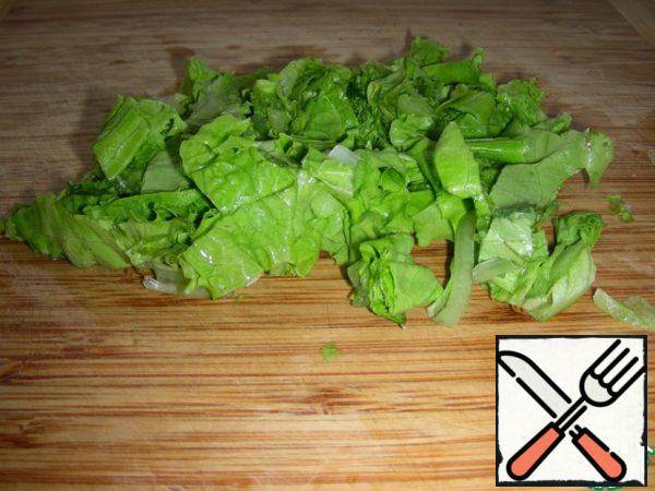 Cut or tear the salad into small pieces.
