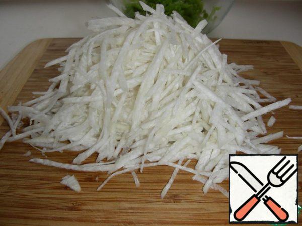 Cut the radish into thin strips. I do everything manually, because I get ugly slices on a grater and the juice flowing out.
