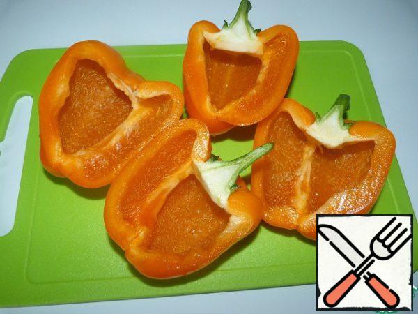 Power: 900W
Program: Baking (25 minutes)
Prepare the peppers. Cut in half, trying not to damage the peduncle, peel off the seeds.