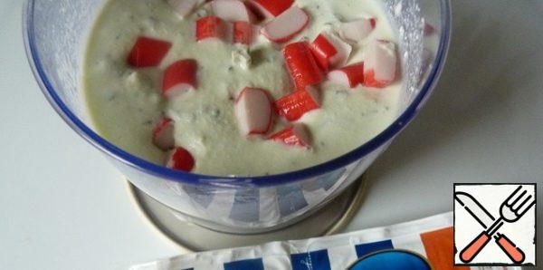 Add crab sticks to the mozzarella with herbs.
The consistency of the mass should not be too thick, but also not liquid.
Squeeze 1-2 cloves of garlic into the mass (I forgot to take a picture of this moment).
If desired, you can add ground black pepper.
