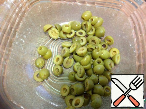 Cut the olives into slices.
