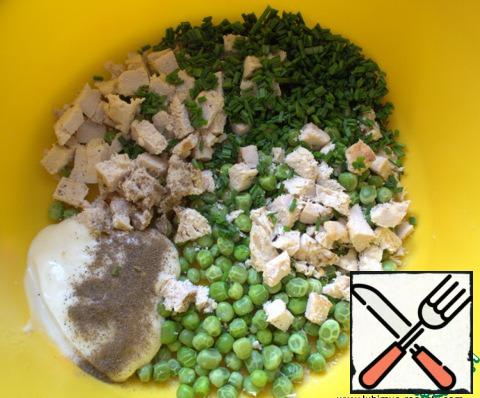 Green peas boil for 1-2 minutes, cool.
French Tartar sauce can be prepared according to a simplified version: mix mayonnaise with boiled yolk, finely chopped green onions and black pepper. Cheese cut into cubes or RUB on a coarse grater. Mix everything.