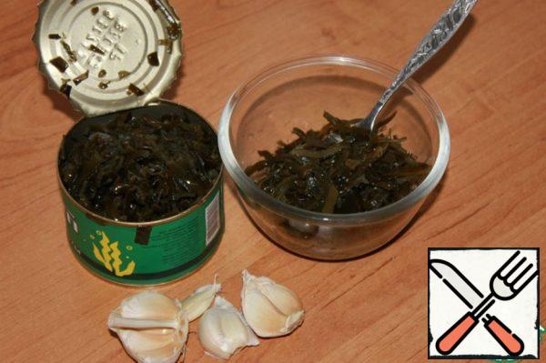 Take 100 g of pickled seaweed, I have canned seaweed salad (also in onion, salt, oil, vinegar). That is why I had 1 tablespoon of oil, and olive oil, less lemon juice, and I did not salt the salad. Mix crab sticks, cucumbers and seaweed. Prepare the salad dressing - mix the oil, garlic squeezed through a garlic press, lemon juice and salt (to taste)
