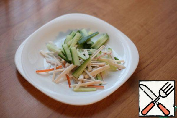 Wash the cucumber, cut into strips. And wash the apples, peel, remove the core, cut into strips. Mix crab sticks, apple, cucumber and put on pre-washed and dried lettuce leaves. Pour the sauce over the salad, mix mayonnaise, lemon juice and grated ginger.