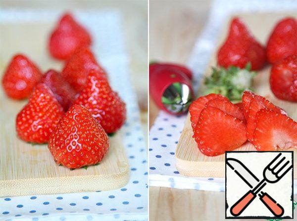 While the asparagus is cooking, we will take out the strawberries, wash them, remove the tails, cut half into thin plates, and send the second into a blender.
