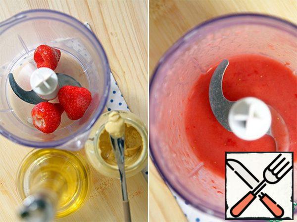 Make strawberry puree, mix it with butter, mustard and balsamic vinegar (if you, like me, have balsamic cream, then just pour them at the end of the finished salad), season with salt and pepper to taste.

