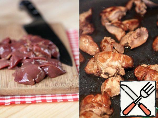 Rinse the liver, cut into large pieces, remove the veins, add salt. Fry in a frying pan with preheated oil for about a minute, then turn off and leave for another 5 minutes.
