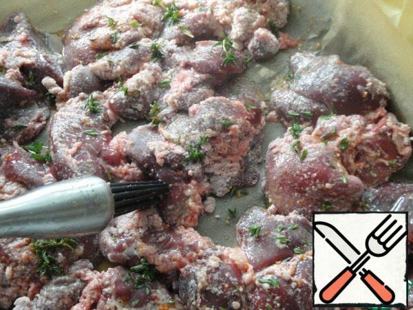 Peel the liver from the films, rinse and dry. Roll the liver in flour, shake off the excess. Place on a baking sheet, also brush with marinade and sprinkle with thyme. Bake in the oven for 15 minutes until cooked. Do not dry.
