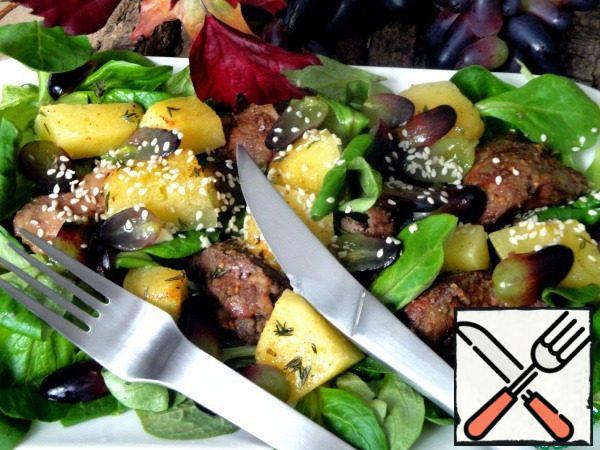 Add salt to the finished liver. Put on lettuce leaves, add pumpkin, grapes and sprinkle with sesame seeds fried in a dry frying pan.