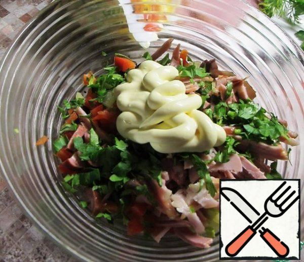 Add the greens and season with mayonnaise.
