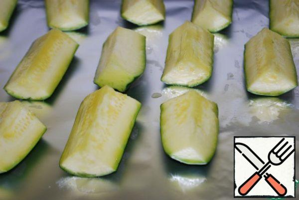 Cut the zucchini, sprinkle with olive oil and put in the oven on the grill for 10 minutes, it all depends on your oven.