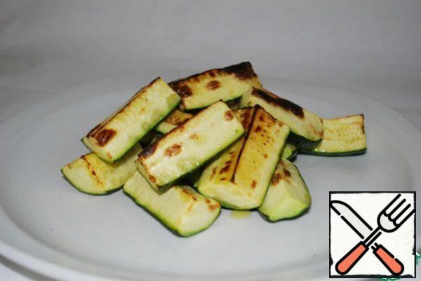 Remove the zucchini from the oven and spread on a plate, give a little cool.