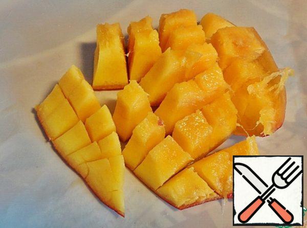 Cut a piece of ripe mango weighing about 100-120 grams. peel off the skins and cut small cubes.