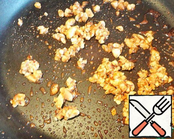 In a dry pan, melt 1 tablespoon of brown sugar and caramelize our nuts in it. top sprinkle with a pinch of Cayenne pepper and immediately pull out. Unparliamentary. thinly cut the red onion (not all, but a small piece for beauty and a little piquancy).