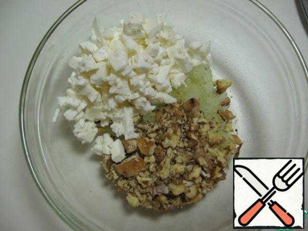 Chop the cheese, too, and send it there.
peel the inedible film from the top. It is convenient to use a potato peeler. Then cut into thin slices.
