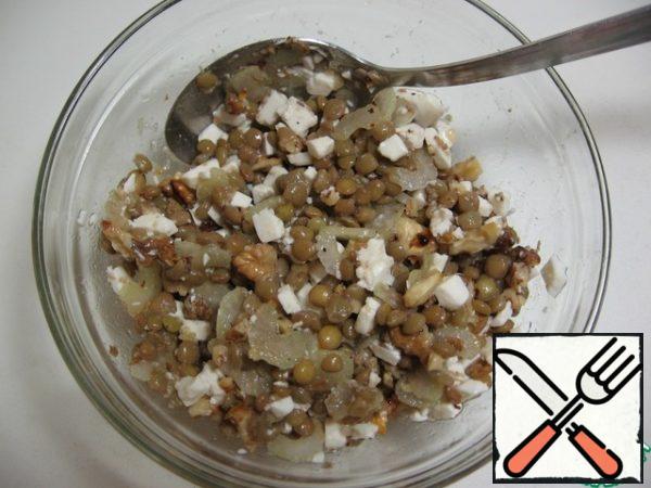 Mix everything we have prepared with lentils, fill with dressing.
At this stage, the salad can be salted, but I personally do not do this: my cheese is always terribly salty.
