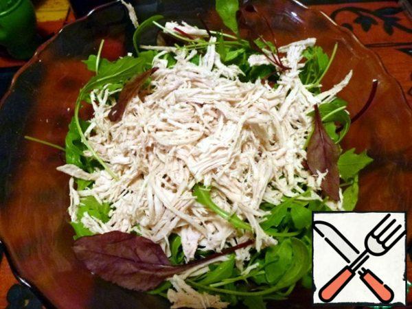 We put the salad mixture and the boiled turkey breast disassembled into fibers into the salad bowl.
