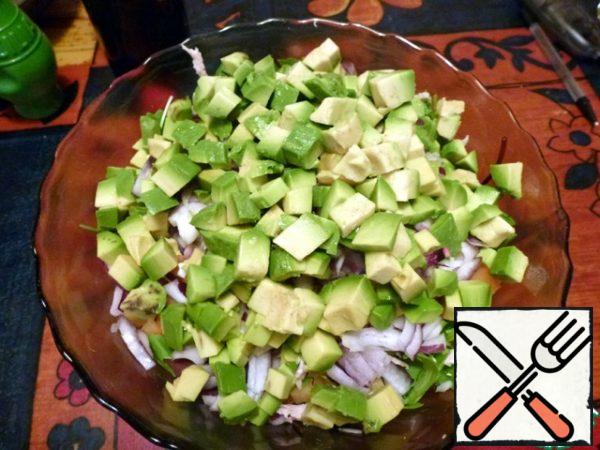 Cut the avocado into cubes.
