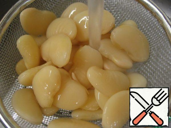 First you need to cook the beans. Do everything as it should: soak, cook until soft (but do not let it boil too much), throw it on a sieve, rinse.
