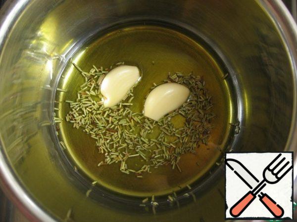And while the beans are cooking, let's refuel. Pour the olive oil into a small bowl, add a couple of garlic cloves and half a teaspoon of rosemary. Put it on the fire. As soon as we feel the smells and hear the crackling, we remove it from the fire and leave it for 20 minutes so that the smells have time to soak in oil.
Then remove the garlic, and strain the butter through a sieve (and if the rosemary is fresh, just remove the sprig).
