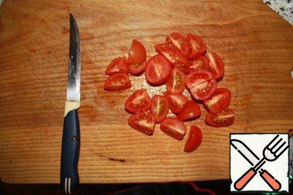 Cut the tomatoes into quarters. Just slice ordinary tomatoes the way you like.
