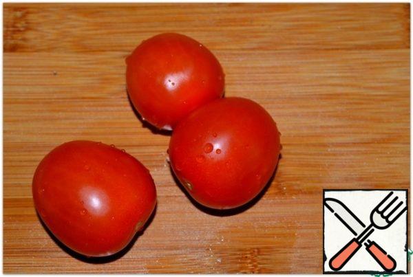 Cut the cherry into slices for decoration.
Mix all the ingredients, add salt to taste and season with: mayonnaise, like mine (homemade), sour cream, yogurt.