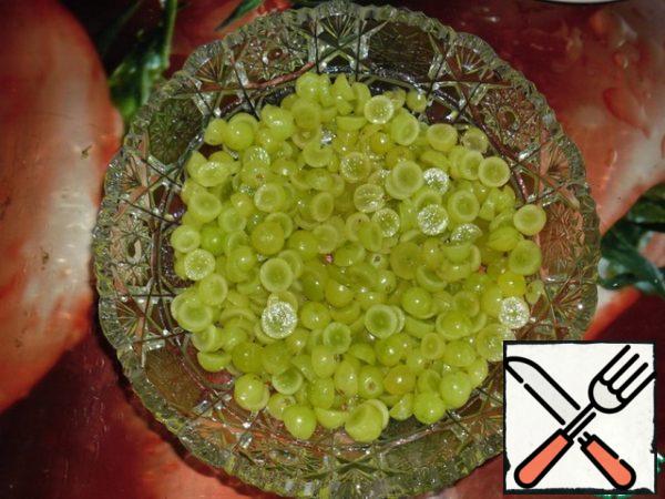 Cut the grapes (depending on the size) into 2-4 pieces.
