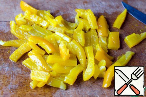 Peel the pepper from the seeds, the juice that is released during cleaning, collect, we will need for refueling.
Cut it into thin strips.