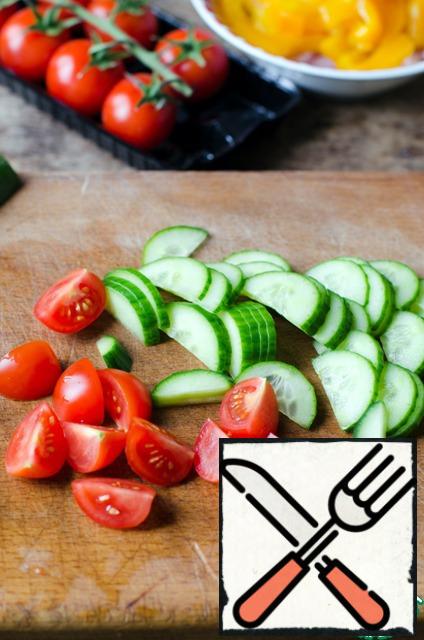 Cucumber cut lengthwise and cut into thin slices.
Cut cherry tomatoes into quarters. The parsley remove the stems.