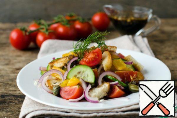 Put all the salad ingredients in a bowl, mix, add the dressing and serve immediately!