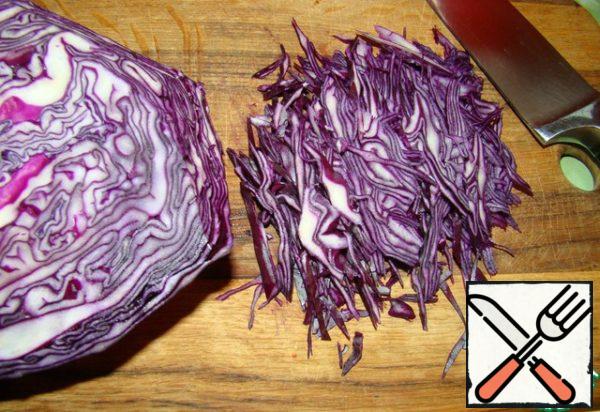 Thinly slice the cabbage.
