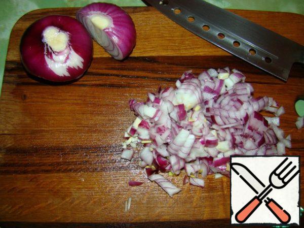 Cut the peeled onion into cubes.
If there are no onions, sprinkle the usual onions remaining on the board with grape (wine) vinegar or brine to remove the bitterness.