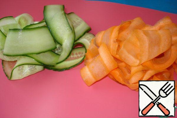 Take a piller knife and cut the vegetables (cucumbers and carrots) into medium plates. Just be sure that the average! The fact is that thick, not pickled, but thin plates fall apart.
