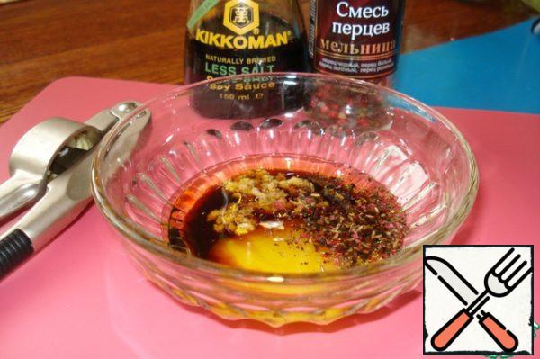 Next, mix vegetable oil, soy sauce, vinegar, honey, pepper, garlic passed through the press. Be careful with salt, try it first. Mix everything well until a homogeneous emulsion is obtained. With the resulting marinade, we pour our vegetables and let them stand for 5 minutes.