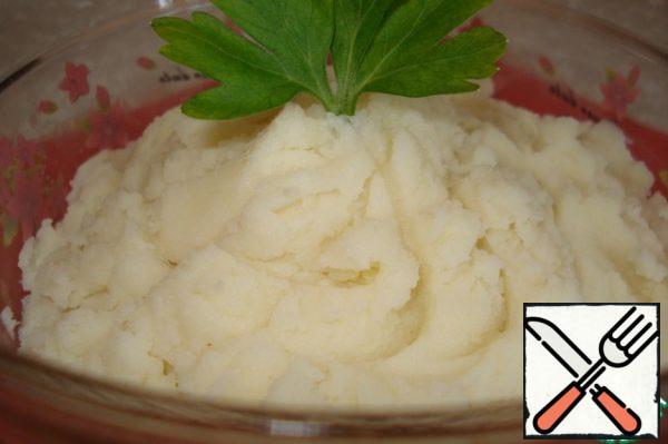 The side dish can be any: boiled potatoes with egg and mayonnaise; rice with mayonnaise; potatoes with mushrooms; buckwheat porridge with stewed cabbage, etc. I only had mashed potatoes. From the puree to form identical balls.
